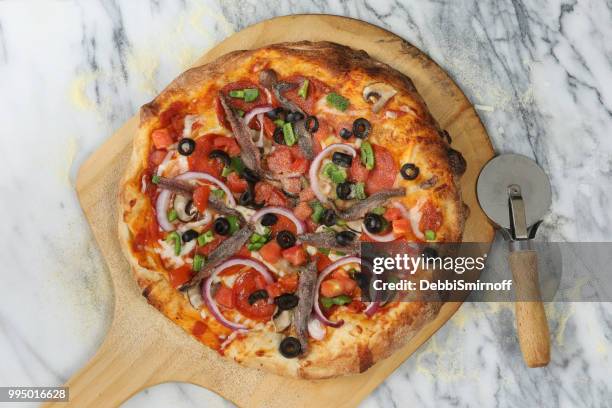 making a pizza - pá de pizza imagens e fotografias de stock