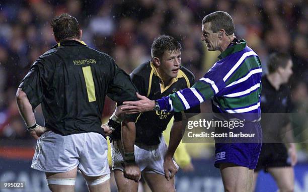 Referee Peter Marshall talks to captain Bob Skinstad and Robbie Kempson of South Africa after awarding a penalty try to the All Blacks during the Tri...