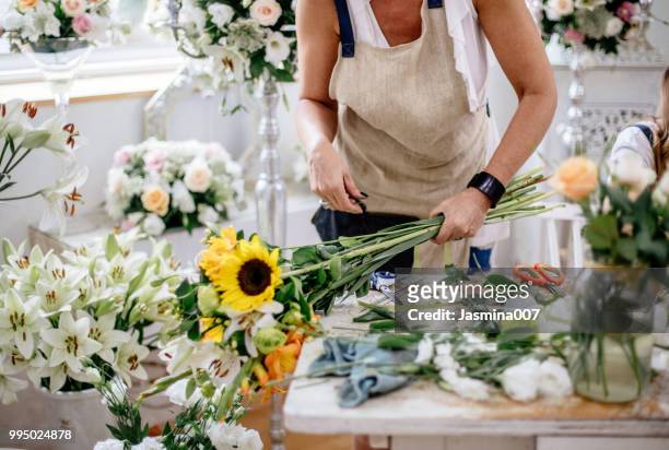 florista fazer arranjo floral - florista - fotografias e filmes do acervo