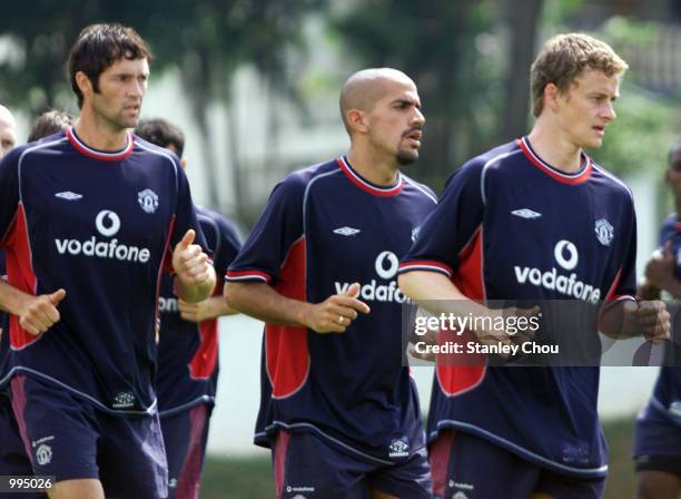 Raimond van de Gouw, Juan Sebastian Veron and Ole Gunnar Solskjaer of Manchester United during a training session held at the Fam Training Ground in...