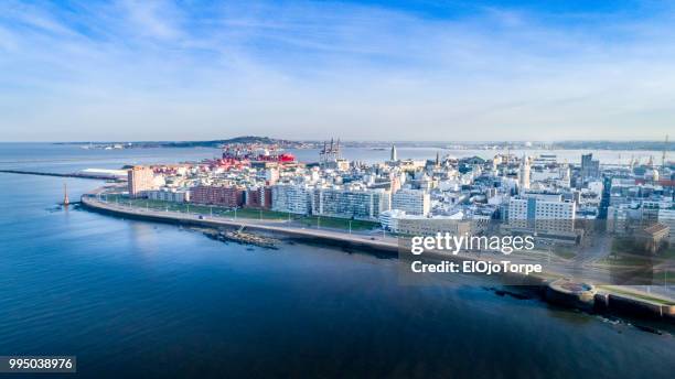 aerial view, high angle view of montevideo's coastline, ciudad vieja neighbourhood, uruguay - ojo stockfoto's en -beelden