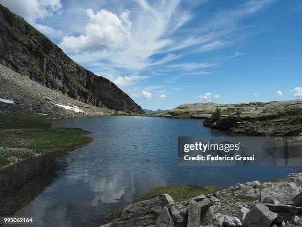 alpine lake lago del paione di mezzo (middle paione lake), bognanco valley - lepontinische alpen stock-fotos und bilder