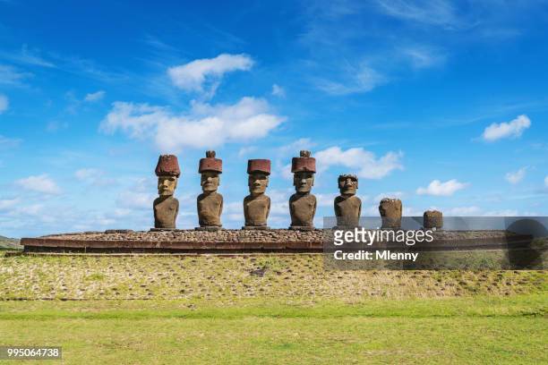 ahu nau nau moias da praia anakena moai páscoa ilha de rapa nui - mlenny - fotografias e filmes do acervo