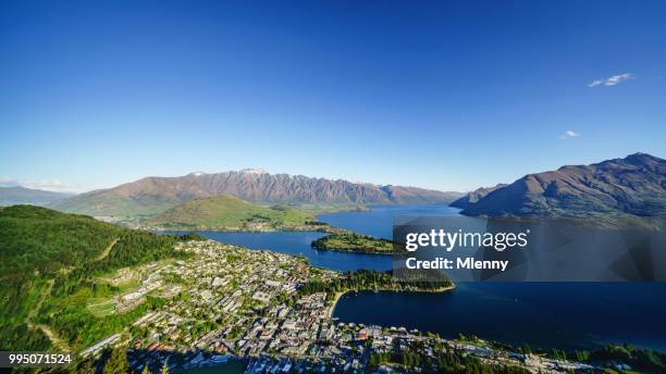 queenstown neuseeland panorama im sommer - newzealand stock-fotos und bilder