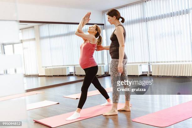 mulher grávida em uma aula de yoga - equilíbrio vida trabalho - fotografias e filmes do acervo