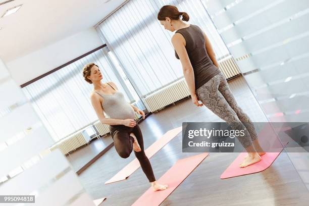 mulher grávida em uma aula de yoga - equilíbrio vida trabalho - fotografias e filmes do acervo