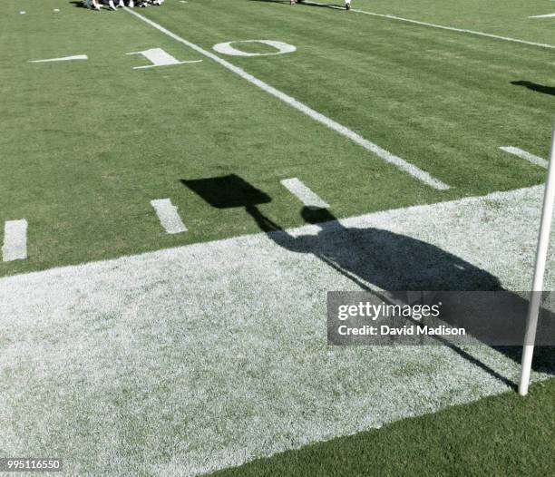 shadow of football official holding up down marker - número de jardas - fotografias e filmes do acervo