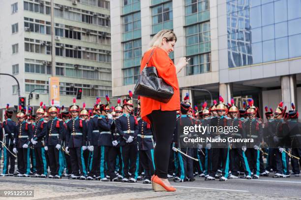 woman checking her cell phone in front of a group of cadets - 肩章 個照片及圖片檔