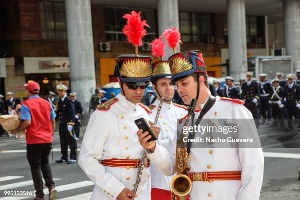 military marching band members checking cellphone - military band stock pictures, royalty-free photos & images