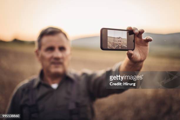 agriculteur faisant selfie dans déposée de blé - agriculteur selfie photos et images de collection