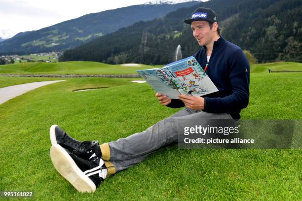 The German ski racer Felix Neureuther presents a children's book during the Media day of the Deutschen Skiverbandes in Uderns im Zillertal, Austria,...