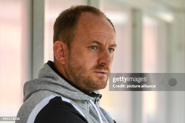 Braunschweig's head coach Torsten Lieberknecht during the German 2nd Bundesliga match between Jahn Regensburg and Eintracht Braunschweig in...