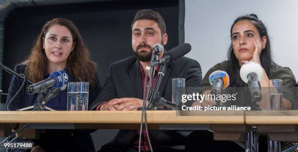 July 2018, Germany, Munich: Abdulkerim ·im·ek , sun of Enver ·im·ek, who was shot in Nuremberg, his lawyer Seda Basay and Gamze Kuba·ik, daughter of...