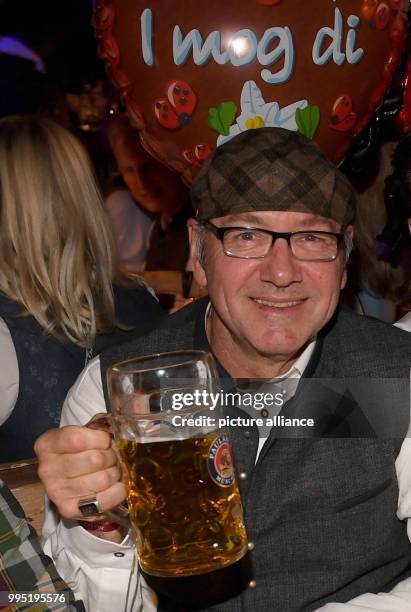 The US American actor Kevin Spacey can be seen at the Kaefer Tent at the Bavarian Oktoberfest in Munich, Germany, 23 September 2017. This year's...