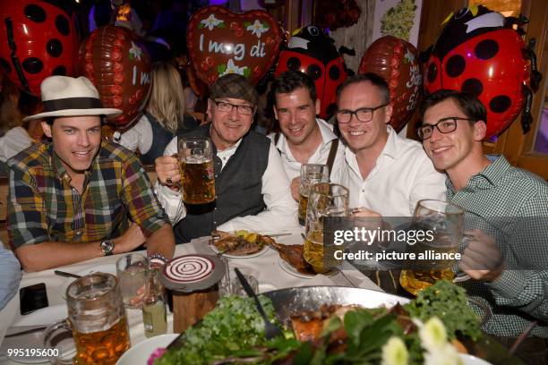 The actor Kevin Spacey the musician Evan Lowenstein and the organizers of Bits & Pretzels Felix Haas, Bernd Storm and Andreas Bruckschloegl can be...