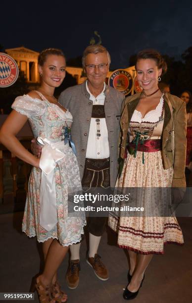 The CDU politician Wolfgang Bosbach and his daughters Viktoria and Caroline can be seen at the Kaefer Tent at the Bavarian Oktoberfest in Munich,...