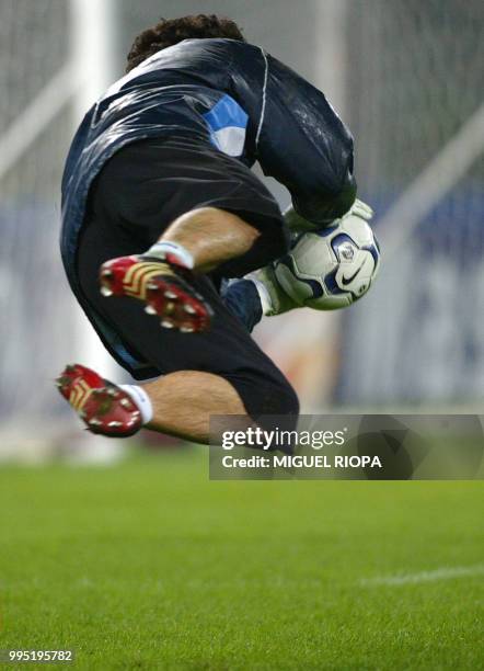 Deportivo La Coruna's goalkeeper Francisco Molina catches a ball during a training session with his teammates at the Delle Alpi Stadium in Torino, 08...