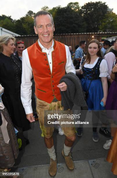 The boxer Herny Maske can be seen at the Kaefer Tent at the Bavarian Oktoberfest in Munich, Germany, 23 September 2017. This year's festivities will...
