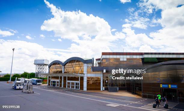 kigali international airport with passengers - kigali stock pictures, royalty-free photos & images