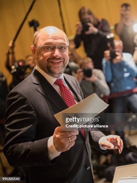 Chancellor candidate Martin Schulz casts his vote for the German Federal Election 2017 in Wuerselen, Germany, 24 September 2017. Photo: Rolf...