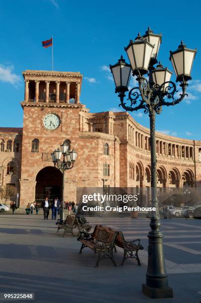 lamp post in republic square before government building. - armenian flag - fotografias e filmes do acervo