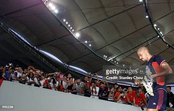 Juan Sebastian Veron of Manchester United receives a roaring applause from the Fans at the end of the evening Training Session held at the Bukit...