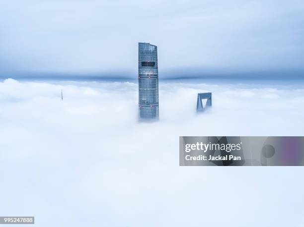 shanghai financial district in fog - jackal pan， stockfoto's en -beelden