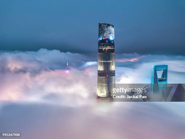 shanghai financial district in fog - jackal pan， stockfoto's en -beelden
