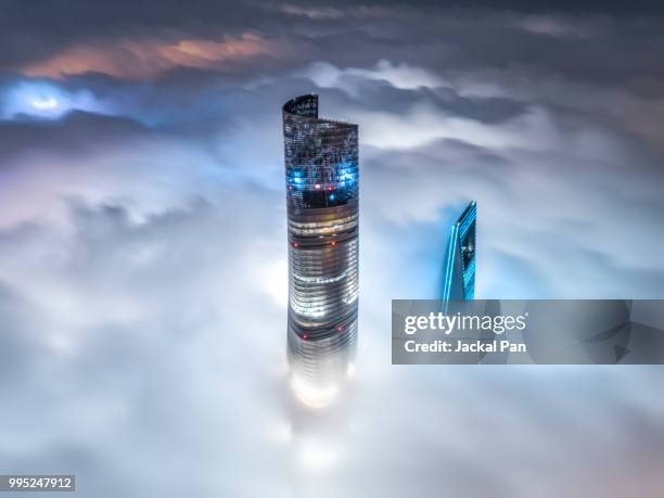 shanghai financial district in fog - jackal pan， stockfoto's en -beelden