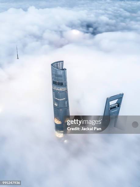 shanghai financial district in fog - jackal pan， stock-fotos und bilder