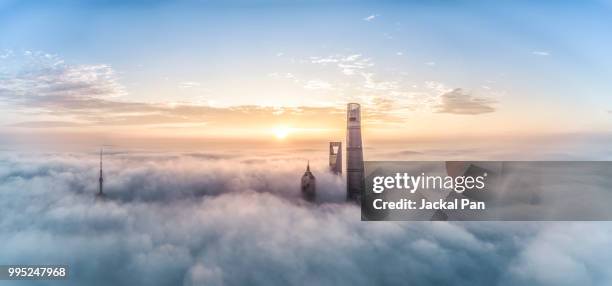 shanghai financial district in fog - jackal pan， stock-fotos und bilder