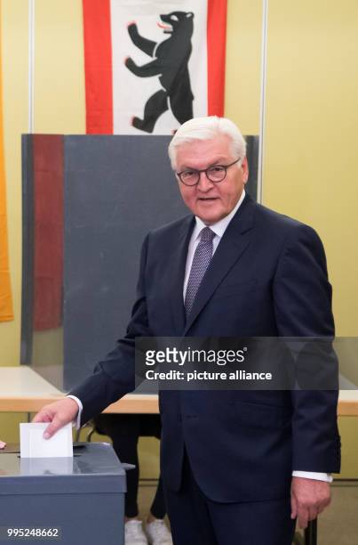 German president Frank-Walter Steinmeier casts his vote for the Federal Election 2017 in Berlin, Germany, 24 September 2017. Photo: Bernd von...