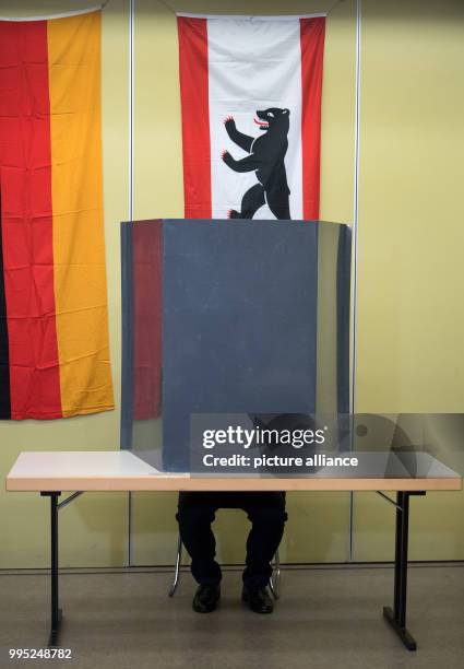 German president Frank-Walter Steinmeier casts his vote for the Federal Election 2017 in Berlin, Germany, 24 September 2017. Photo: Bernd von...