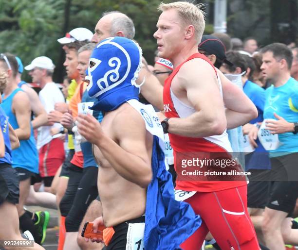 Participants of the 44th Berlin Marathon run down the Strasse des 17. Juni in Berlin, Germany, 24 September 2017. Photo: Paul Zinken/dpa