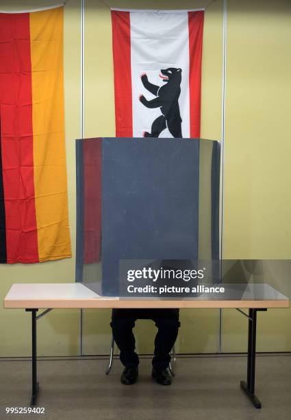 German president Frank-Walter Steinmeier casts his vote for the Federal Election 2017 in Berlin, Germany, 24 September 2017. Photo: Bernd von...