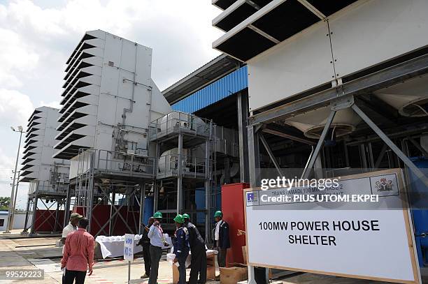 Construction workers wait for Nigerian President Goodluck Jonathan's visit at the Trans Amadi Gas Turbine site in Port Harcourt on May 14, 2010....