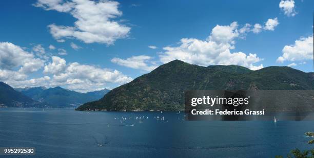 dinghy regatta on lake maggiore near cannobio - lepontinische alpen stock-fotos und bilder