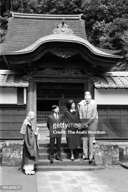 Prince Hans-Adam and Princess Marie Aglae of Liechtenstein are escorted by Prince Naruhito at Enkakuji Temple on March 20, 1986 in Kamakura,...