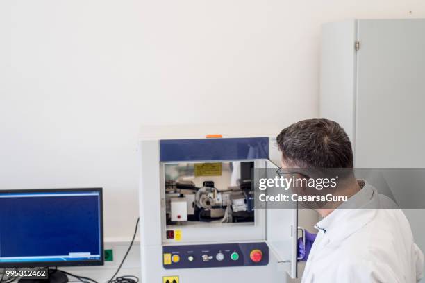 mannelijke wetenschapper werken in laboratorium - casarsa stockfoto's en -beelden