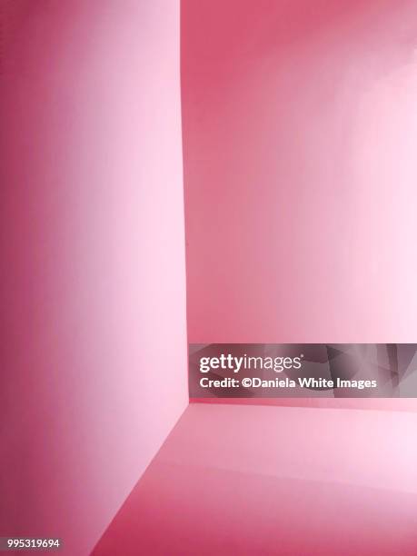 pink architectural abstract - esquina fotografías e imágenes de stock