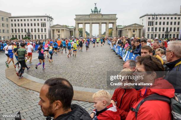 Participants of the 44th Berlin Marathon run over the Pariser Platz towards the Brandenburg Gate in Berlin, Germany, 24 September 2017. Photo: Gregor...