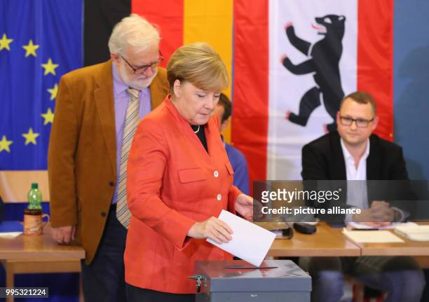 German chancellor Angela Merkel casts her vote for the German Federal Election in Berlin, Germany, 24 September 2017. Photo: Kay Nietfeld/dpa