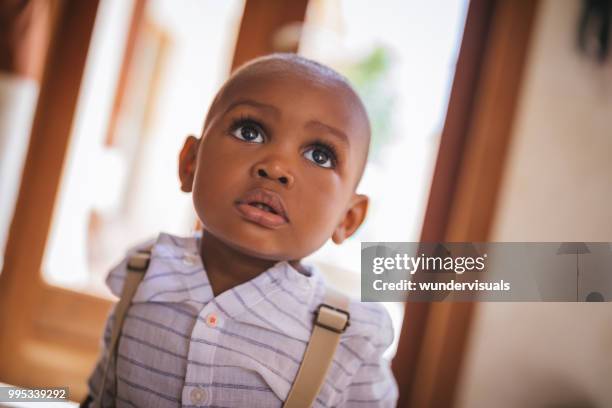 portret van schattige kleine babyjongen thuis - jongensbaby's stockfoto's en -beelden