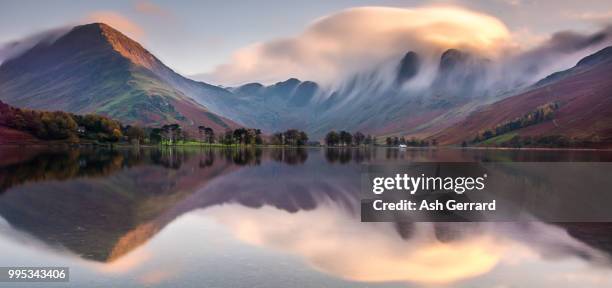 buttermere reflections! - gerrard fotografías e imágenes de stock