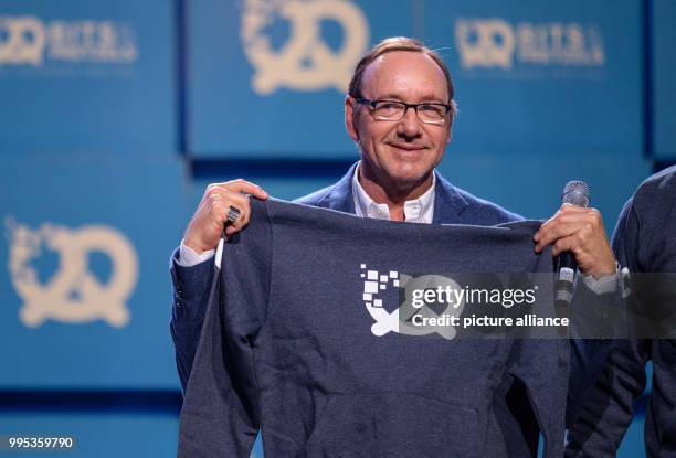 Actor Kevin Spacey holding a top with the Bits and Pretzels logo at the Bits and Pretzels founders' and investors' festival in Munich, Germany, 24...