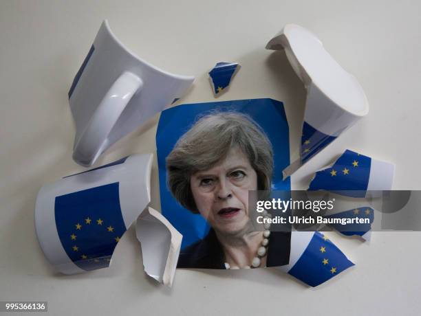 The British Prime Minister Theresa May and the Brexit. Symbol photo on the topics Brexit yes or no, Government crisis in England, European Union,...