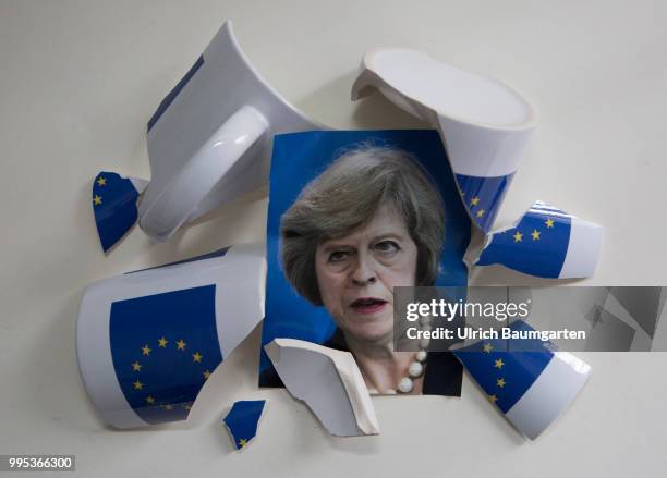 The British Prime Minister Theresa May and the Brexit. Symbol photo on the topics Brexit yes or no, Government crisis in England, European Union,...