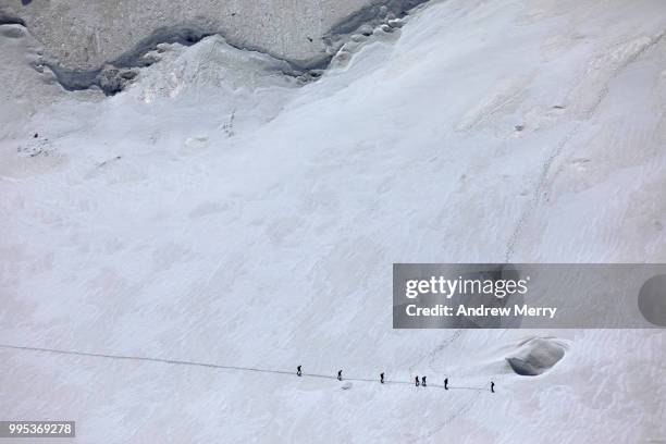 aerial view of mountain climbers in a row on snow field, mont blanc massif - mont blanc massif - fotografias e filmes do acervo