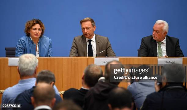 Wolfgang Kubicki, the head of the FDP, Christian Lindner, the party leader and top candidate, and Nicola Beer, the party's general secretary, attend...