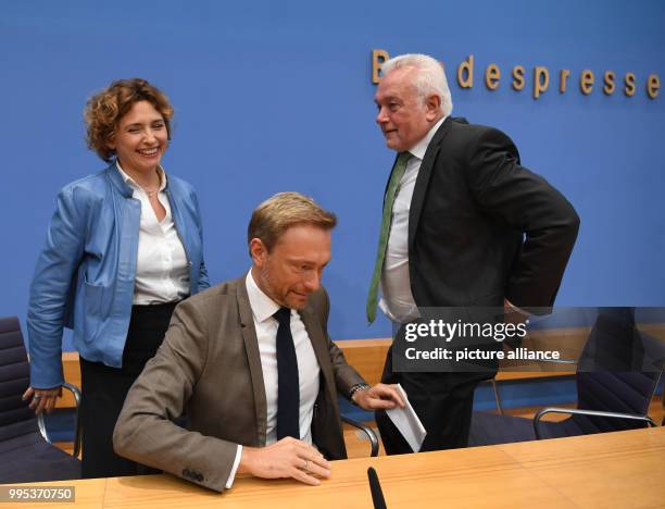 Wolfgang Kubicki , the head of the FDP, Christian Lindner, the party leader and top candidate, and Nicola Beer, the party's general secretary, attend...
